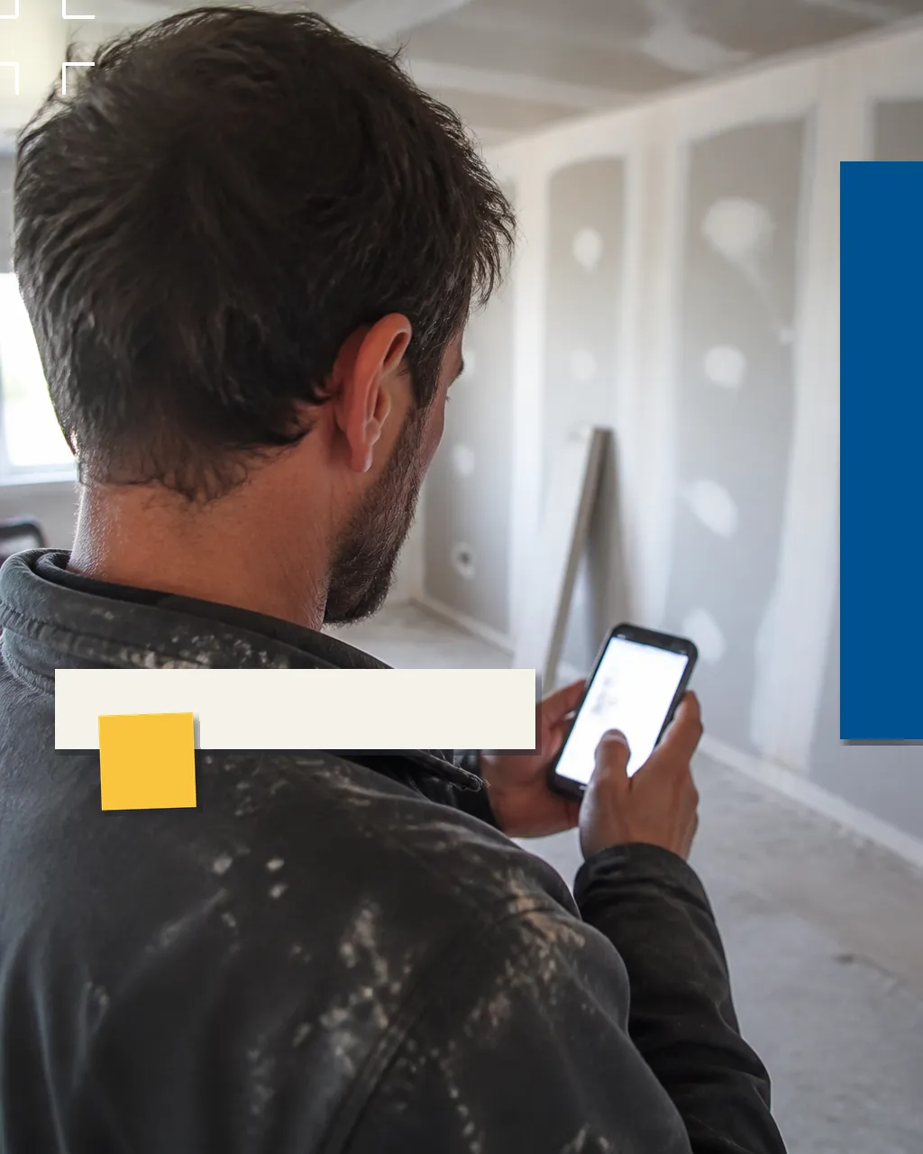 Artisan configurant son IA depuis son téléphone sur un chantier