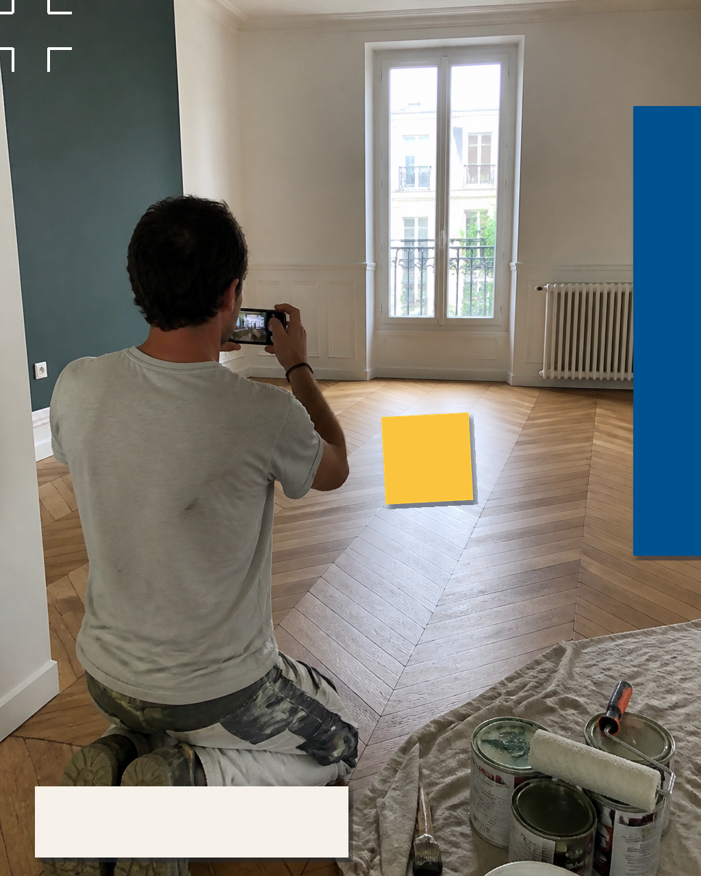 Artisan prenant en photo un chantier de rénovation avec parquet en point de hongrie
